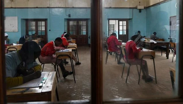  Au Kenya, le gouvernement a annulé l’année scolaire et  tous les élèves redoublent