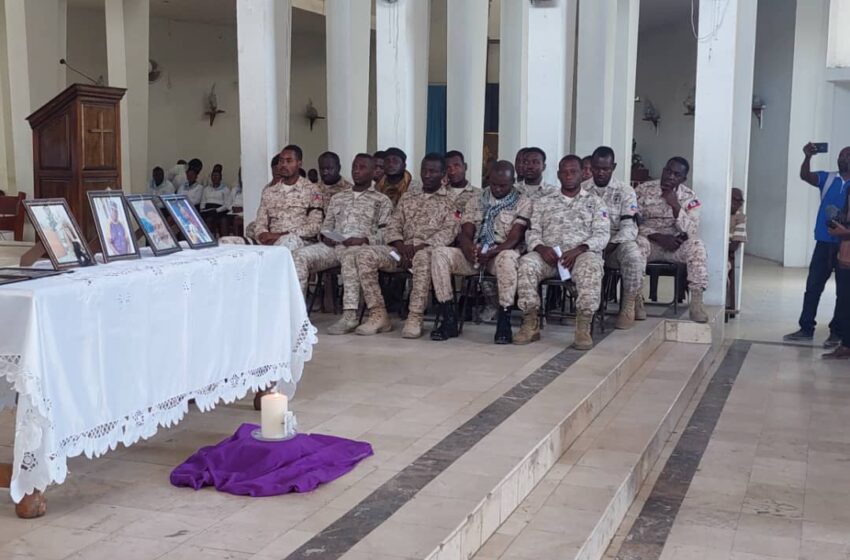  Gonaïves: des funérailles symboliques pour les six policiers assassinés par les bandits à Liancourt