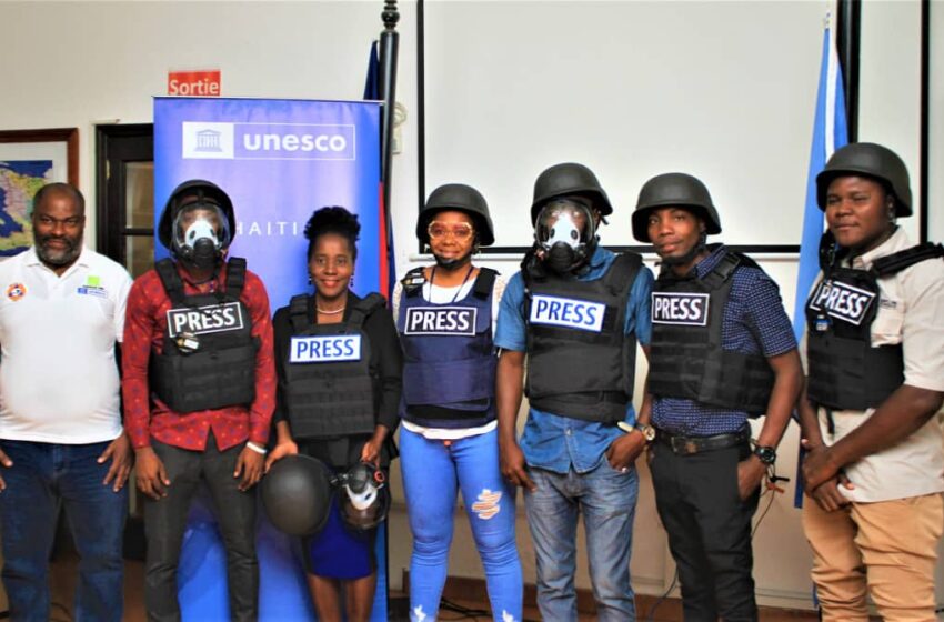  Journée mondiale de la radio: l’UNESCO Haïti distribue une trentaine de kit de protection à des journalistes
