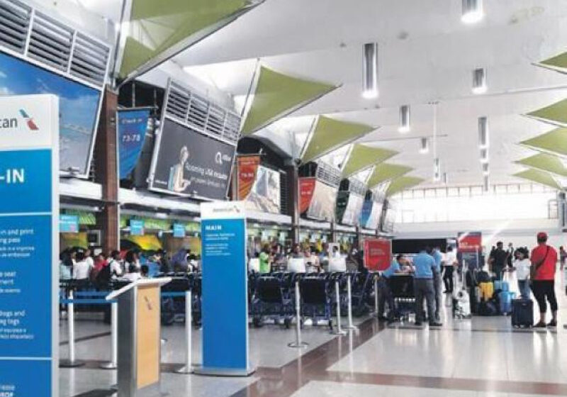  Des ressortissants haïtiens bloqués à l’aéroport Las Américas, une femme haïtienne arrêtée pour trafic d’enfants