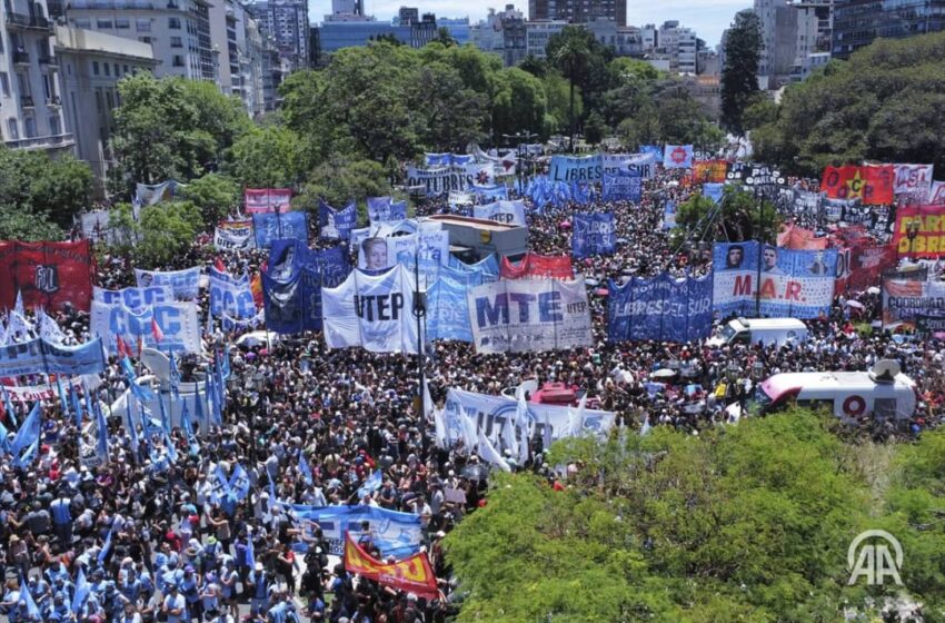  Protestation Massive à Buenos Aires Contre le Méga-Décret du Président Milei