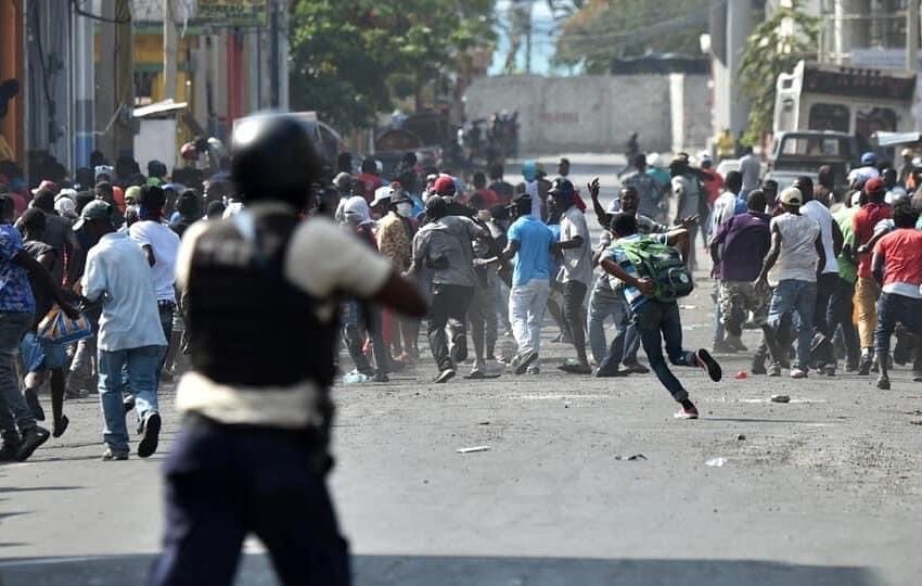  Incapable de sécuriser la sortie Sud, la police réprime les civils au Champs-de-Mars