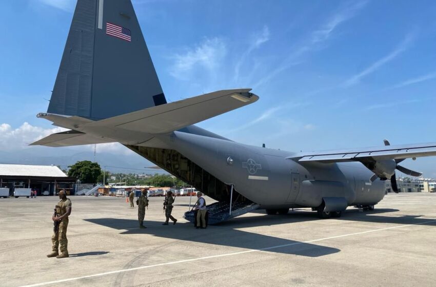  Un Hercules C-130 de l’US Air Force atterrit à l’Aéroport International Toussaint Louverture