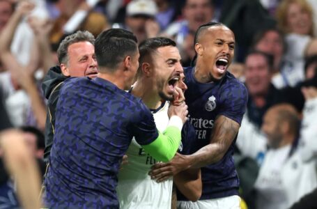 MADRID, SPAIN – MAY 08: Joselu of Real Madrid celebrates scoring his team’s first goal with teammates during the UEFA Champions League semi-final second leg match between Real Madrid and FC Bayern München at Estadio Santiago Bernabeu on May 08, 2024 in Madrid, Spain. (Photo by Clive Brunskill/Getty Images)